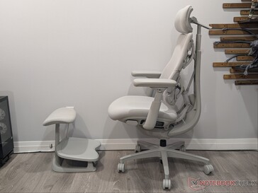 Fotel Omni i podnóżek StepSync.