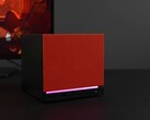 Mini PC typu Steam Machine z czerwonym panelem przednim i podświetleniem RGB