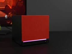 Mini PC typu Steam Machine z czerwonym panelem przednim i podświetleniem RGB