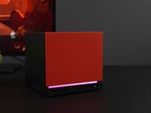 Mini PC typu Steam Machine z czerwonym panelem przednim i podświetleniem RGB