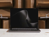 Laptop Surface Laptop Ultra jest wyposażony w 15-calowy wyświetlacz Mini LED.