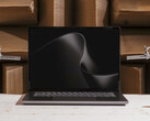 Laptop Surface Laptop Ultra jest wyposażony w 15-calowy wyświetlacz Mini LED.