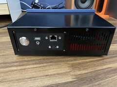 Tylny panel pokazujący połączenia i przycisk zasilania (źródło obrazu: Rodmg via Hackaday)