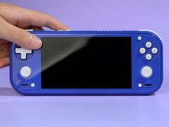 Model Anbernic RG 55G1 w kolorze indygo – jednym z trzech dostępnych wariantów kolorystycznych.