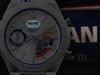 Zegarek Casio Edifice x Nismo ECB-S10NIS-7A posiada świecące w ciemności logo. (Źródło zdjęcia: Casio)