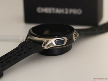 Smartwatch mocuje się magnetycznie do stacji ładującej