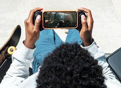 Najnowszy gamepad do iPhone'a od Corsair ma zapobiegające dryfowaniu drążki na kciuki. (Zdjęcie: Corsair)