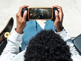 Najnowszy gamepad do iPhone'a od Corsair ma zapobiegające dryfowaniu drążki na kciuki. (Zdjęcie: Corsair)