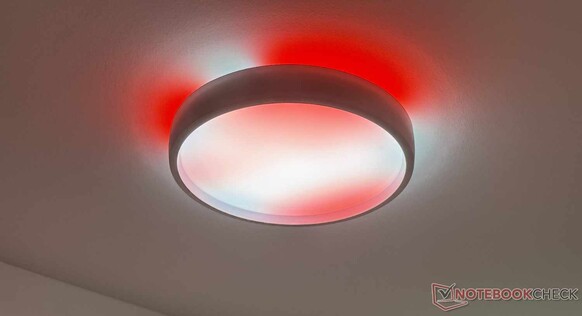 Lampa sufitowa posiada 60 sterowanych diod LED z efektem graffiti...