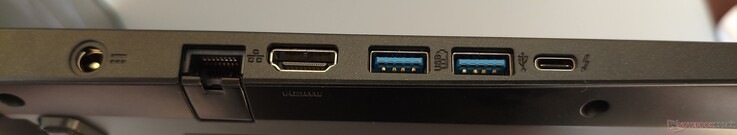 lewa strona: DC-in, RJ45 LAN, HDMI 2.1, 2x USB-A 3.0, Thunderbolt 4