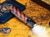 Latarka Olight ArkPro w wersji „Stars &amp; Stripes Edition” wyposażona jest w światło rozpraszające o mocy 1 500 lumenów.