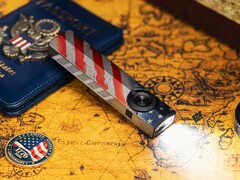 Latarka Olight ArkPro w wersji „Stars & Stripes Edition” wyposażona jest w światło rozpraszające o mocy 1 500 lumenów.