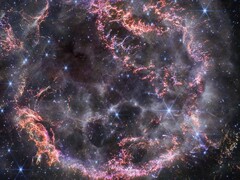 Nowe, bardzo szczegółowe zdjęcie wykonane przez kamerę NIRCam na należącym do NASA Kosmicznym Teleskopie Jamesa Webba ujawnia skomplikowane szczegóły pozostałości po supernowej Cassiopeia A. (Źródło zdjęcia: NASA, ESA, CSA, STScI, Danny Milisavljevic (Purdue University), Ilse De Looze (UGent), Tea Temim (Princeton University))