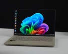 Laptop Asus Zenbook A14 z układem Snapdragon X2 Elite wyświetlający pulpit systemu Windows na ekranie