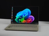 Laptop Asus Zenbook A14 z układem Snapdragon X2 Elite wyświetlający pulpit systemu Windows na ekranie