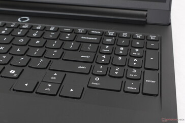Klawisze Numpad są węższe niż główne klawisze QWERTY, podczas gdy klawisze strzałek są większe