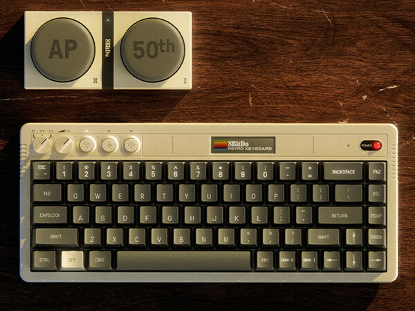 Klawiatura 8BitDo Retro 68 Keyboard AP50th Limited Edition jest wyposażona w dwa bezprzewodowe superprzyciski.