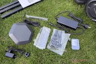 Zawartość dwóch pudełek kartonowych