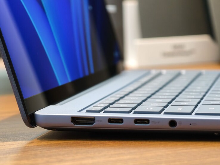 Port HDMI, dwa porty USB-C i gniazdo słuchawkowe znajdują się po lewej stronie Zenbooka 14, podczas gdy port USB-A znajduje się po prawej stronie.
