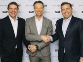 Umowa Sixt-Stellantis przypieczętowana: Alexander Sixt (Co-CEO Sixt), Uwe Hochgeschurtz (Stellantis Chief Operating Officer, Enlarged Europe), Konstantin Sixt (Co-CEO Sixt) - od lewej do prawej.