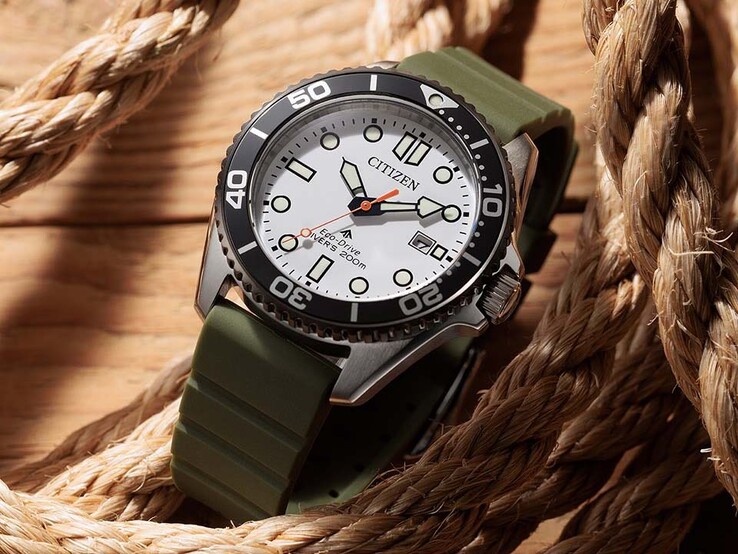 Zegarek nurkowy Citizen Promaster Marine BN0265-00A z białą tarczą, czarną ramką, kopertą ze stali nierdzewnej oraz oliwkowo-zielonym paskiem opartym na splecionym sznurze.