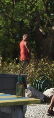 Mężczyzna wydaje się załatwiać potrzebę fizjologiczną przy drzewie (powiększony zrzut ekranu z gry GTA 6).