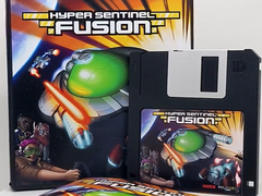 Wysuwane pudełko Hyper Sentinel Fusion z dyskietką i napędem USB na zdjęciu
