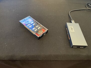 Dysk SSD z dwoma samolotami Airjet Minis. (Zdjęcie: Andreas Sebayang/Notebookcheck.com)