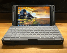 Lenovo Legion Go z wydrukowaną w 3D obudową typu clamshell. 