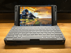 Lenovo Legion Go z wydrukowaną w 3D obudową typu clamshell. 