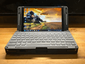 Lenovo Legion Go z wydrukowaną w 3D obudową typu clamshell. 