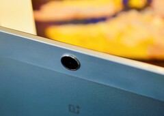 Dlaczego na przykład OnePlus Pad Lite ma dość szeroki plastikowy pasek na metalowej obudowie? (Źródło zdjęcia: Notebookcheck)