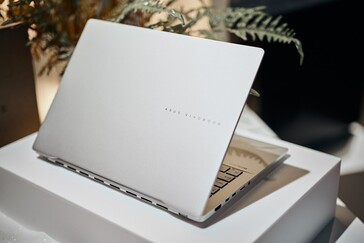 ASUS Vivobook S 16 (Źródło: Alex Waetzel dla Notebookcheck)