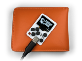 Arduboy Mini zmieści się wygodnie w portfelu. (Źródło obrazu: Kevin Bates)