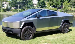 Cybertruck Tesli zostaje wycofany po raz piąty w ciągu roku od wprowadzenia do sprzedaży. (Źródło obrazu: Wikipedia)