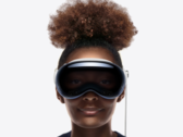 Uśmiecha się, ale nie dlatego, że ogląda wciągające porno 3D. (Zdjęcie: Apple)