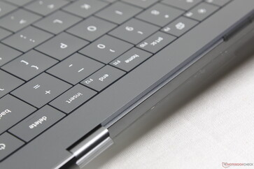 Minimalistyczna konstrukcja z kratkami wentylacyjnymi umieszczonymi z tyłu