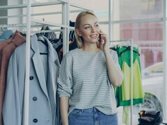 Obraz dekoracyjny. Osoba stojąca w sklepie odzieżowym