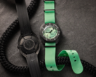 Nowa limitowana edycja Doxa Sub 300 Carbon Seafoam (na zdjęciu) jest dostarczana z dwoma opcjami paska po wyjęciu z pudełka. (Źródło zdjęcia: Watches of Switzerland)