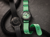 Nowa limitowana edycja Doxa Sub 300 Carbon Seafoam (na zdjęciu) jest dostarczana z dwoma opcjami paska po wyjęciu z pudełka. (Źródło zdjęcia: Watches of Switzerland)