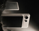 Model A10 będzie wyposażony w procesor Snapdragon klasy podstawowej. Na zdjęciu: zdjęcie promocyjne przedstawiające wyświetlacz magnetyczny przymocowany do telefonu.