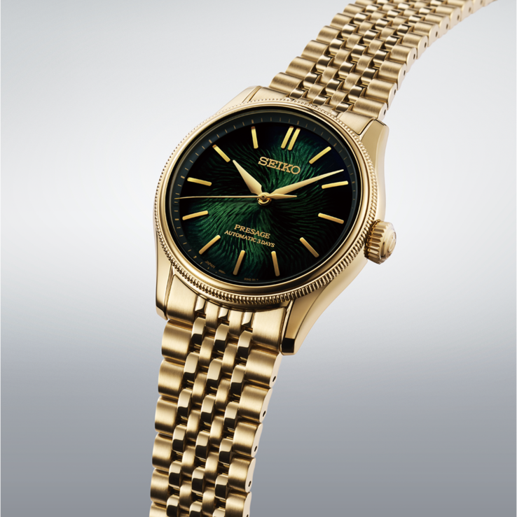 Zbliżenie na zegarek Seiko Presage Classic x Tradman’s Bonsai z teksturowaną ciemnozieloną tarczą, złotymi wskazówkami i indeksami oraz złotą bransoletą.