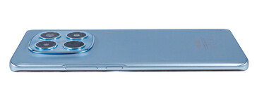 Prawa strona: przycisk głośności, przycisk zasilania