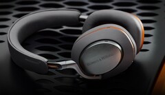 Bowers &amp;amp; Wilkins Px8 McLaren Edition ma subtelne pomarańczowe akcenty i jest dostępny na wielu rynkach. (Źródło obrazu: Bowers &amp;amp; Wilkins)