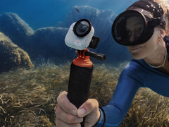 Kamera Insta360 Go Ultra zostanie wprowadzona na rynek w dwóch kolorach. (Źródło zdjęcia: Igor Bogdanov)