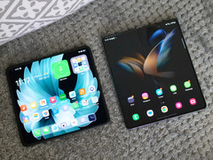 Applerzekoma decyzja o nadaniu &quot;iPhone&#039;owi Fold&quot; kompaktowej obudowy może pomóc oddzielić urządzenie od tłumu, podobnie jak iPhone 12 mini i iPhone 13 mini. (Źródło obrazu: Digital Trends)