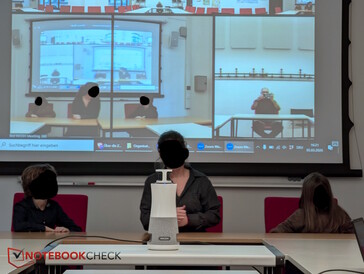 Nawet z tyłu pokoju hub mnie wykrywa (po prawej i u góry na ekranie projekcyjnym)