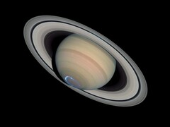 Obraz przedstawiający Saturna z zorzą polarną. (Źródło zdjęcia: WikiImages - Pixabay)