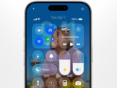 Projekt oprogramowania Liquid Glass ma duży wpływ na estetykę iOS Control Central. (Źródło obrazu: Apple na YouTube)