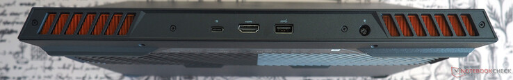 Z tyłu: USB-C 3.2 Gen 2 z DisplayPort, HDMI 2.1, USB-A 3.2 Gen 1, wejście zasilania